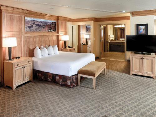 a bedroom with a large bed and a flat screen tv at Holiday Inn Resort The Squire at Grand Canyon by IHG in Tusayan