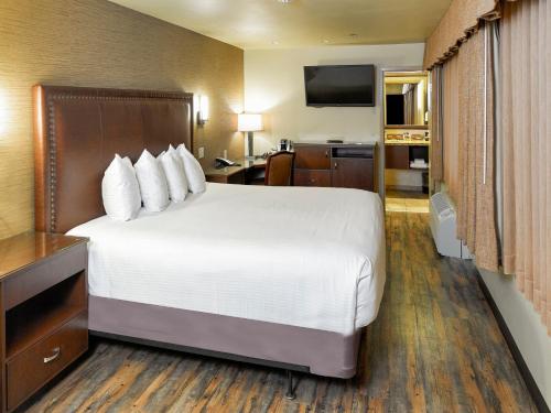 a hotel room with a bed and a television at Holiday Inn Resort The Squire at Grand Canyon by IHG in Tusayan