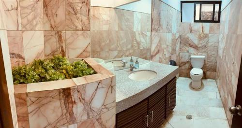 Ένα μπάνιο στο CasaBlanca By Hotel Hacienda