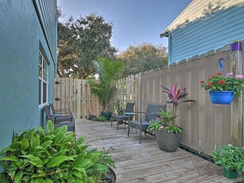 Zahrada ubytování Dog Friendly Home by Flagler Avenue! Fenced Yard and Garage! Walk to the Beach!