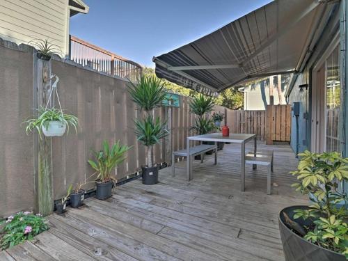 Balkón nebo terasa v ubytování Dog Friendly Home by Flagler Avenue! Fenced Yard and Garage! Walk to the Beach!