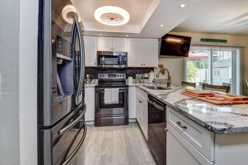 Η κουζίνα ή μικρή κουζίνα στο Dog Friendly Home by Flagler Avenue! Fenced Yard and Garage! Walk to the Beach!