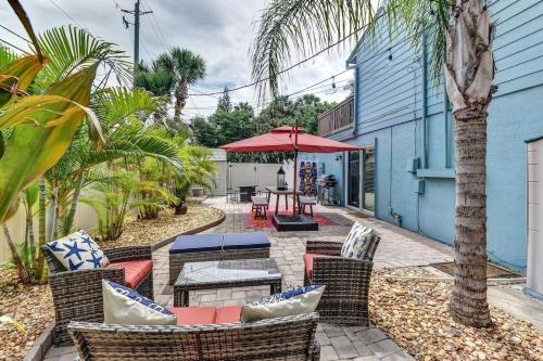 Κήπος έξω από το Dog Friendly Home by Flagler Avenue! Fenced Yard and Garage! Walk to the Beach!