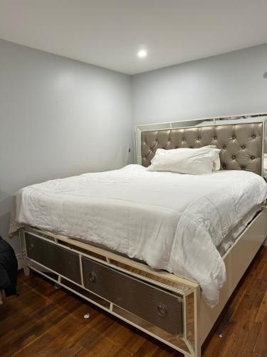 Ένα ή περισσότερα κρεβάτια σε δωμάτιο στο JFK Rosedale 2bd Apt