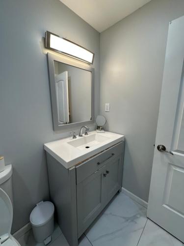 Ένα μπάνιο στο JFK Rosedale 2bd Apt