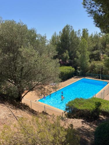une personne dans une piscine avec une personne dans l'eau dans l'établissement Zen à vallongue, à Bandol