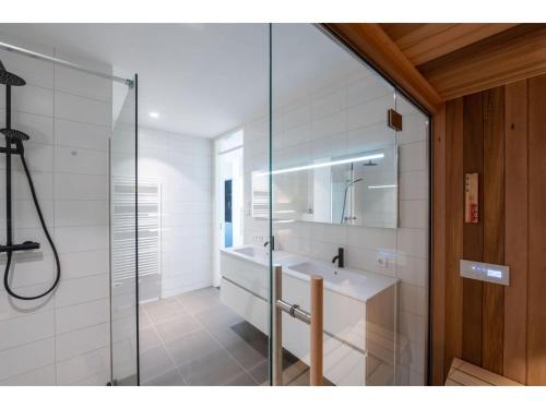 Ένα μπάνιο στο Loft in Zeeland by Marina and Veerse Meer