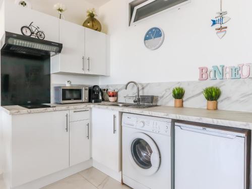Dapur atau dapur kecil di Sea view in Juan Les Pins