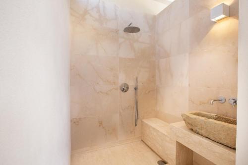 une salle de bain avec douche et lavabo dans l'établissement VILLA DELFINI 2-12 Pax, à San Vito Lo Capo