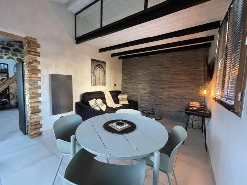 une salle à manger avec une table et un canapé dans l'établissement Annecy 200m du lac grande terrasse de vignes calme & unique, à Annecy