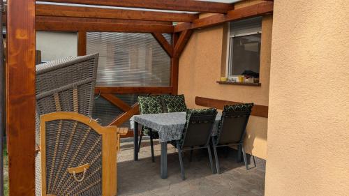 Μπαλκόνι ή βεράντα στο Ferienhaus Golinski auf eigenem komplett umzäunten Grundstück im Unterspreewald mit Kamin