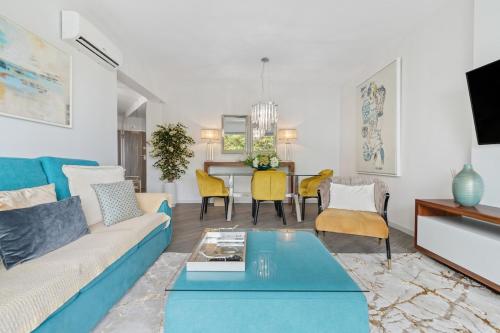 een woonkamer met een bank en een tafel bij Indigo Apartment By The Madeira Luxury Collection in Funchal
