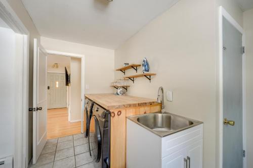 CazenoviaにあるDeck and Fire Pit Cozy Escape in Morrisville!のシンクとカウンターのある小さなキッチン