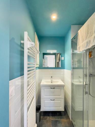 une salle de bain avec un lavabo blanc et une douche dans l'établissement Grande maison de famille rénovée, vue sur Sainte Victoire, à Venelles