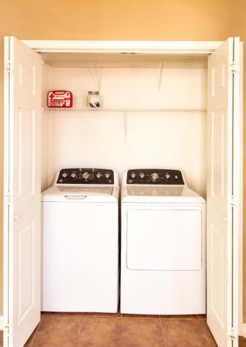 Gambar di galeri bagi Family & Pet Friendly Oasis - Backyard - Patio di Southaven