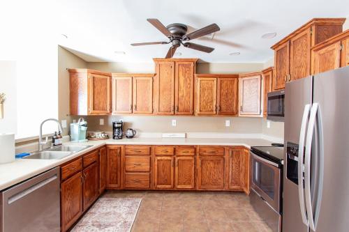 Dapur atau dapur kecil di Family & Pet Friendly Oasis - Backyard - Patio