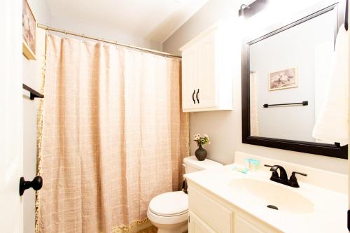 Bilik mandi di Family & Pet Friendly Oasis - Backyard - Patio