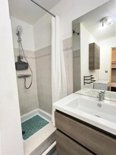 une salle de bain avec une baignoire, un lavabo et une douche dans l'établissement Résidence Le Beaulieu - Appartement 6 couchages à Port Camargue MAE-5351, au Grau-du-Roi