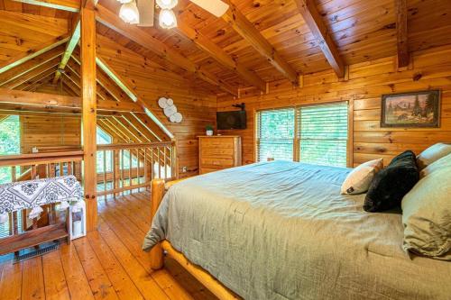 Private & Cozy Mountain View Cabin, Hot tub & 2Kings房間的床