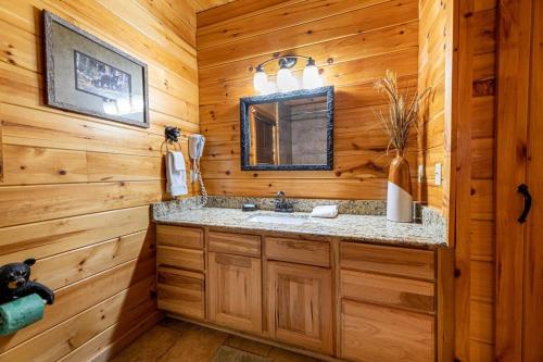 Private & Cozy Mountain View Cabin, Hot tub & 2Kings衛浴