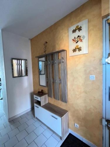 une salle de bain avec un lavabo et un miroir au mur dans l'établissement Résidence Camargue Village - Appartement proche plage au Boucanet MAE-5371, au Grau-du-Roi