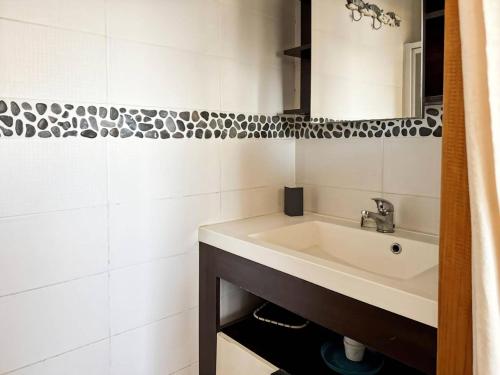 une salle de bain blanche avec un lavabo et un miroir dans l'établissement Résidence Le Catamaran - Charmant studio proche plage au grau du roi MAE-5401, au Grau-du-Roi