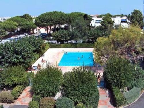 une vue aérienne d'une piscine dans un parc dans l'établissement Résidence Les Caraibes - T2 dans résidence avec piscine MAE-5411, au Grau-du-Roi