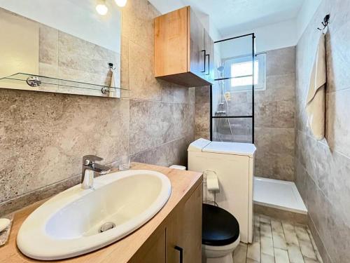 une salle de bain avec un lavabo et des toilettes dans l'établissement Résidence La Croisière - T2 proche plage MAE-5421, au Grau-du-Roi