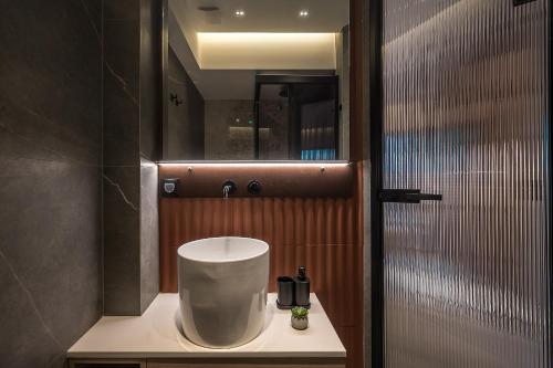 ein Badezimmer mit Waschbecken und Dusche in der Unterkunft CITY NEST Living in Iraklio