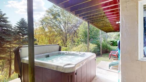 Φωτογραφία από το άλμπουμ του Silver Spring Chalet Spacious 4BR Retreat 1888 σε Pittsfield