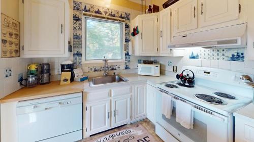 Η κουζίνα ή μικρή κουζίνα στο Silver Spring Chalet Spacious 4BR Retreat 1888
