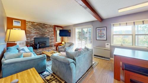 Μια τηλεόραση ή/και κέντρο ψυχαγωγίας στο Silver Spring Chalet Spacious 4BR Retreat 1888