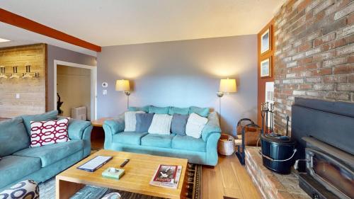 Χώρος καθιστικού στο Silver Spring Chalet Spacious 4BR Retreat 1888