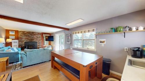 Η κουζίνα ή μικρή κουζίνα στο Silver Spring Chalet Spacious 4BR Retreat 1888