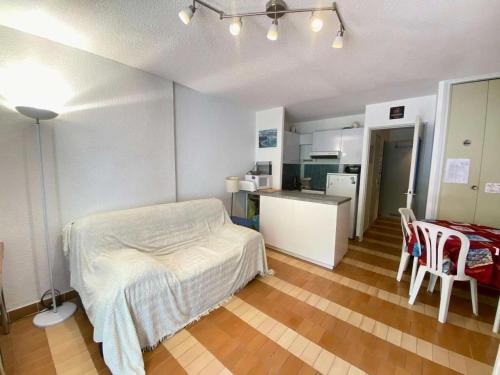 Cet appartement comprend une chambre avec un lit et une cuisine. dans l'établissement Résidence Camargue Village - T2 rez de jardin au Boucanet MAE-5441, au Grau-du-Roi