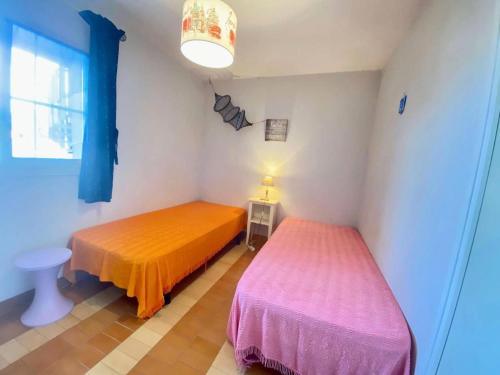 une chambre avec deux lits dans une pièce dans l'établissement Résidence Camargue Village - T2 rez de jardin au Boucanet MAE-5441, au Grau-du-Roi