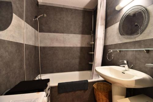 une salle de bain avec un lavabo, des toilettes et une baignoire dans l'établissement Résidence Camargue Village - T2 rez de jardin au Boucanet MAE-5441, au Grau-du-Roi