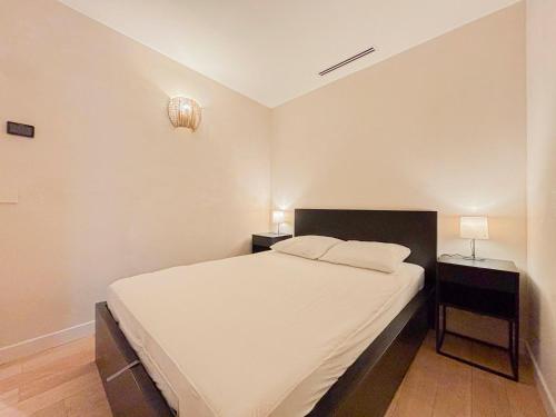une chambre avec un grand lit avec deux tables de nuit dans l'établissement Petit cocon au cœur du Vieux-Nice, Wifi, AC, 2pers, à Nice