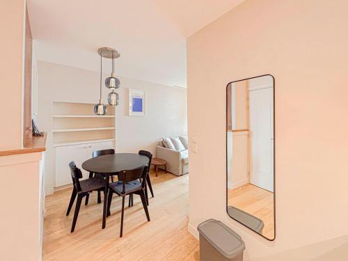 une salle à manger avec une table et un miroir dans l'établissement Petit cocon au cœur du Vieux-Nice, Wifi, AC, 2pers, à Nice