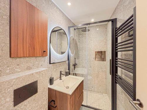 une salle de bain avec un lavabo et une douche en verre dans l'établissement Petit cocon au cœur du Vieux-Nice, Wifi, AC, 2pers, à Nice