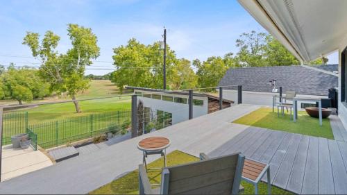 Μπαλκόνι ή βεράντα στο Luxurious Modern Retreat with Private Pool & Patio