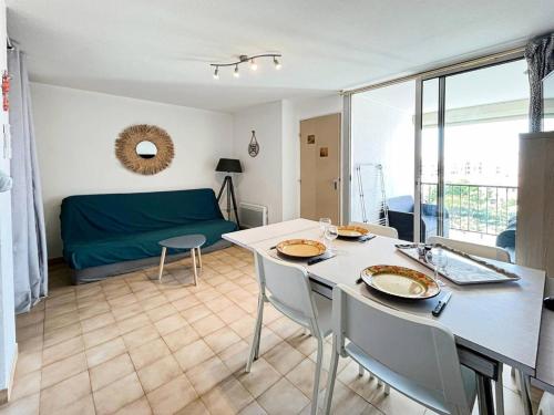 un salon avec une table, des chaises et un canapé dans l'établissement Résidence Le Lagon Bleu - T2 dans résidence avec piscine MAE-6971, au Grau-du-Roi