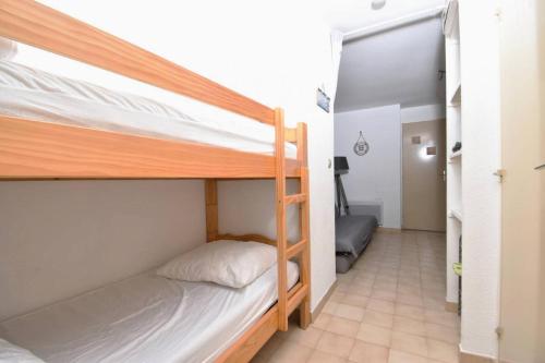 - une chambre avec 2 lits superposés et un couloir dans l'établissement Résidence Le Lagon Bleu - T2 dans résidence avec piscine MAE-6971, au Grau-du-Roi