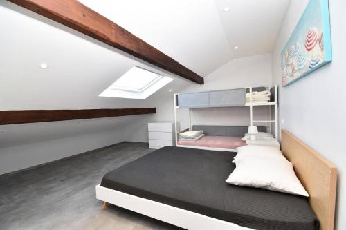 - une chambre mansardée avec des lits superposés dans l'établissement Résidence Les Suzannes - Appartement Suzanne 3 au Grau du roi MAE-6991, au Grau-du-Roi