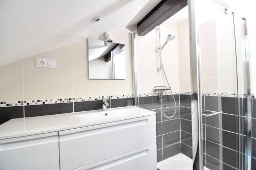 une salle de bain avec un lavabo et une douche dans l'établissement Résidence Les Suzannes - Appartement Suzanne 3 au Grau du roi MAE-6991, au Grau-du-Roi
