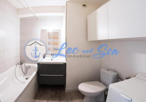 une salle de bain avec un lavabo, des toilettes et une baignoire dans l'établissement Résidence De La Mer - Studio standing avec jardin au Grau du Roi MAE-5451, au Grau-du-Roi