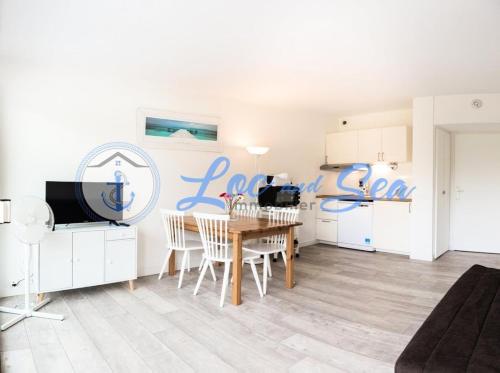 une salle à manger avec une table et une cuisine dans l'établissement Résidence De La Mer - Studio standing avec jardin au Grau du Roi MAE-5451, au Grau-du-Roi