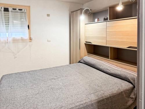 - une chambre avec un lit et une grande armoire dans l'établissement Résidence Le Lagon Bleu - Superbe T2 dans résidence avec piscine MAE-7011, au Grau-du-Roi