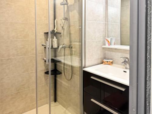 une salle de bain avec douche et lavabo dans l'établissement Résidence Le Lagon Bleu - Superbe T2 dans résidence avec piscine MAE-7011, au Grau-du-Roi