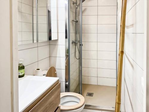 une petite salle de bain avec toilettes et douche dans l'établissement Résidence La Croisière - Studio cabine 4 couchages MAE-5461, au Grau-du-Roi
